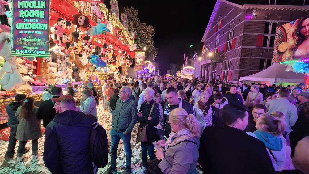 Sfeerbeeld van kermisterrein Markt in 2025.